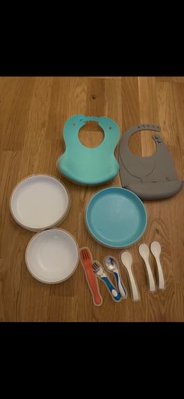 IKEA barnservis plast tallrikar skålar haklappar bestick