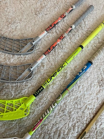 Unihoc innebandyklubbor blandade modeller flerfärgade
