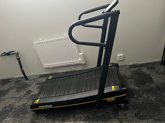 Assault Fitness AirRunner löpband svart