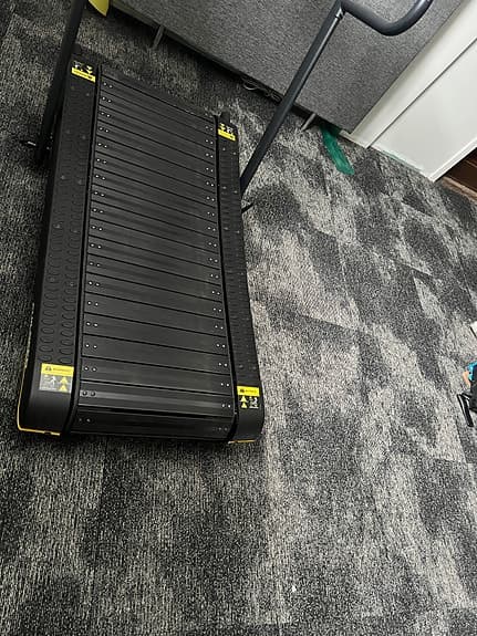 Assault Fitness AirRunner löpband svart