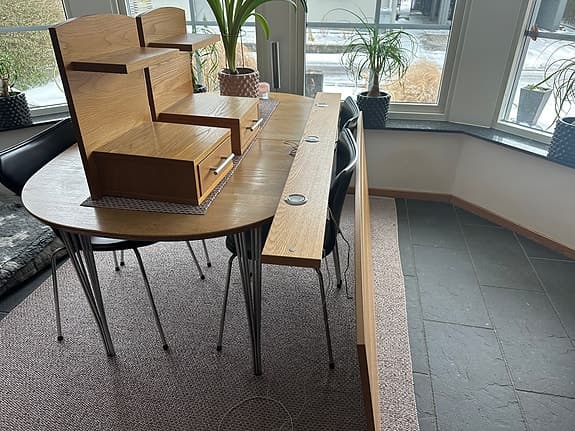Sängbord, sänggavel och tavellist.