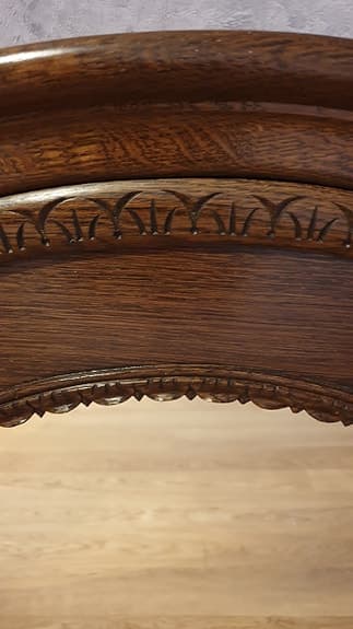 Spegel i gediget brunt trä med vackra detaljer