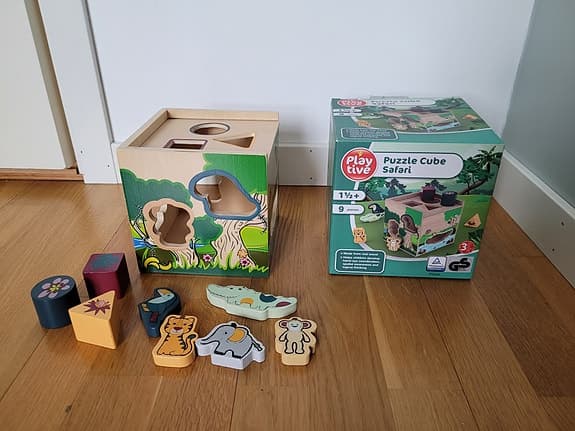 Träleksaker. Plocklåda med safaridjur och stapeltorn med klossar