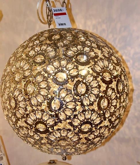 Vacker klotformad kristallampa från Mio