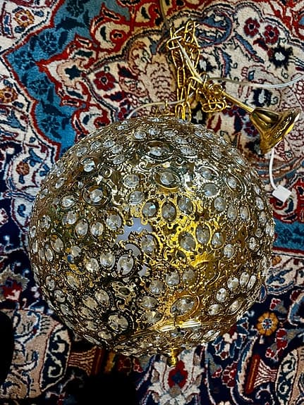 Vacker klotformad kristallampa från Mio