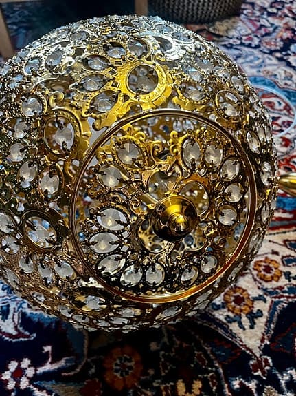 Vacker klotformad kristallampa från Mio