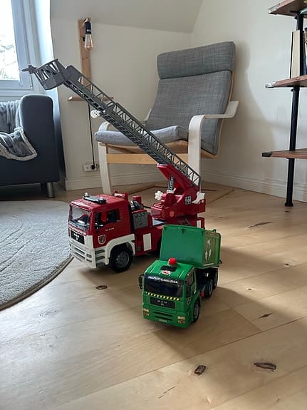 Bruder leksaksfordon brandbil och lastbil röd och grön