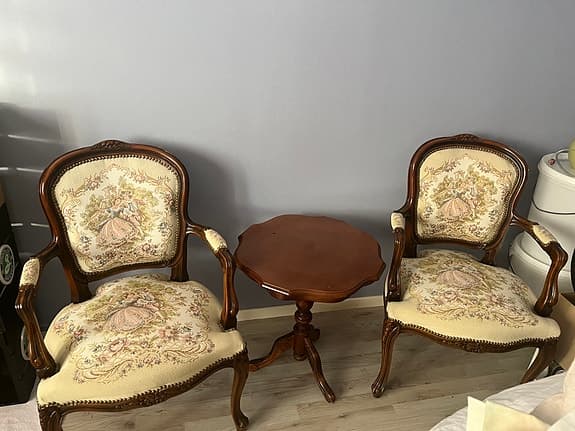 Pellarbord och två karmstolar