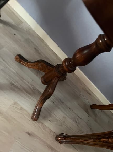 Pellarbord och två karmstolar