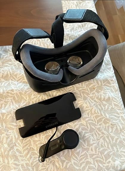 Samsung Gear VR med handkontroll VR-headsett svart