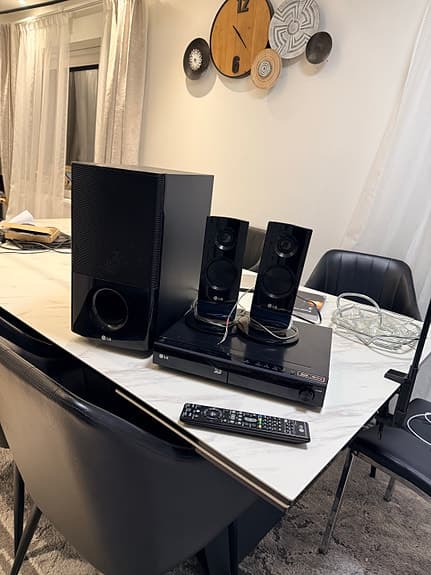 LG hemmabiosystem med subwoofer och högtalare svart