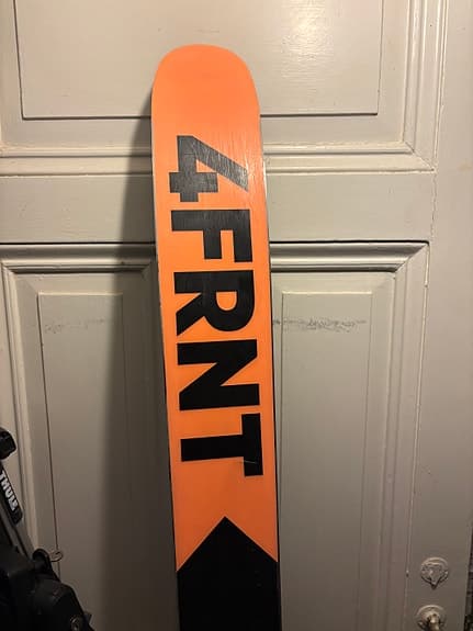 Skidor 4frnt Raven med stighudar