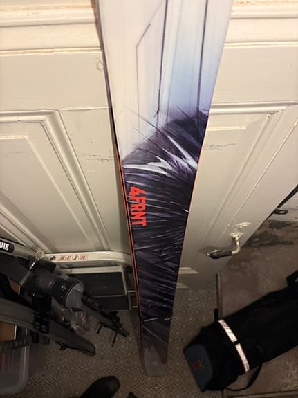 Skidor 4frnt Raven med stighudar