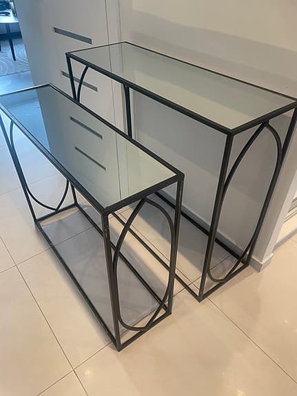 Säljer två skänkbord – spegelskiva & metall