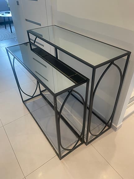 Säljer två skänkbord – spegelskiva & metall