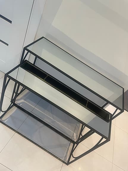 Säljer två skänkbord – spegelskiva & metall