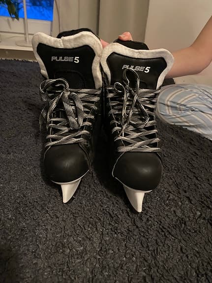Pulse 5 ishockeyskridskor barn storlek 39 svart