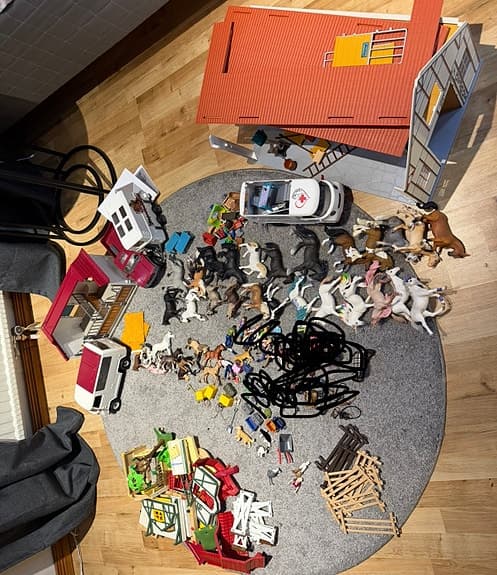 Schleich hästlekset med stall, fordon och tillbehör