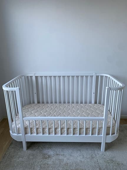 Spjälsäng/juniorsäng  från Oliver Furniture och massa tillbehör!