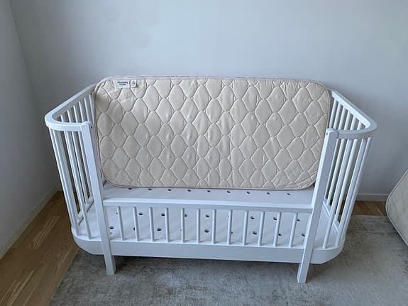 Spjälsäng/juniorsäng  från Oliver Furniture och massa tillbehör!