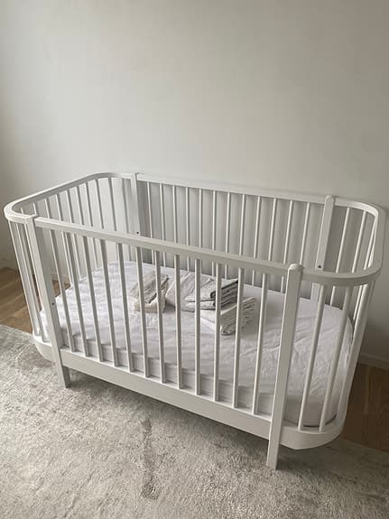 Spjälsäng/juniorsäng  från Oliver Furniture och massa tillbehör!