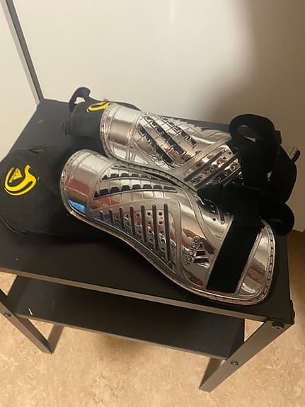 Adiddas  benskydd silver