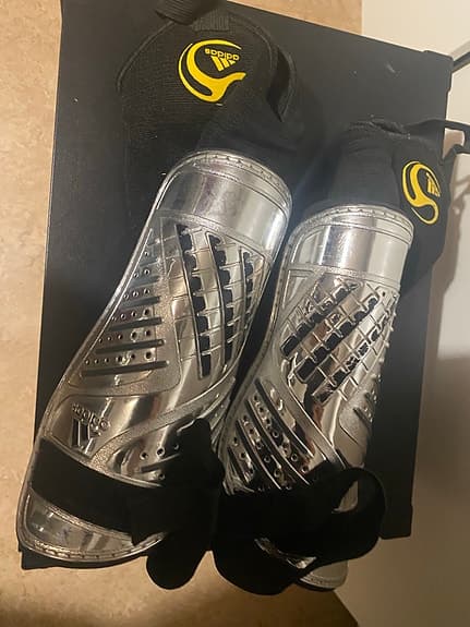 Adiddas  benskydd silver