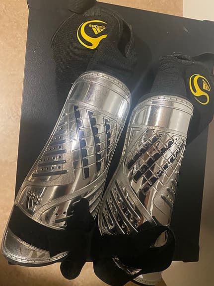 Adiddas  benskydd silver