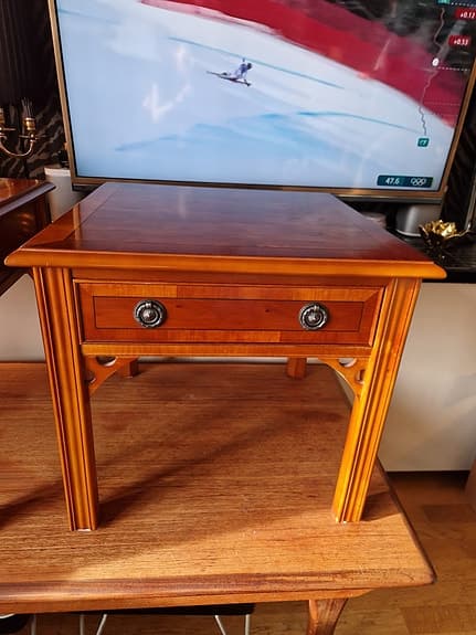2 st Sängbord/sidobord Engelsk stil