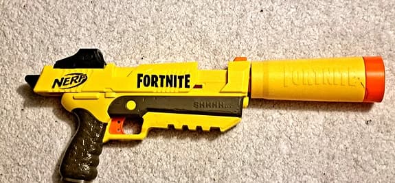 Nerf Fortnite SP-L “Shhh” – Gul mjukpilspistol med ljuddämpare