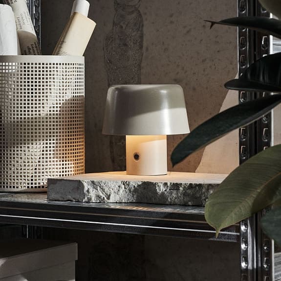 Portabel lampa från granit, Färgen är gråbeige och lampan kvar i sitt paket.