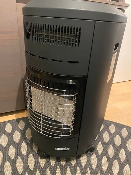 Sunwind gasolkamin svart med elfläkt 4,2 kw