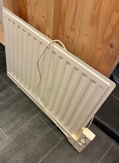 Oljeelement/oljeradiator med väggfästen