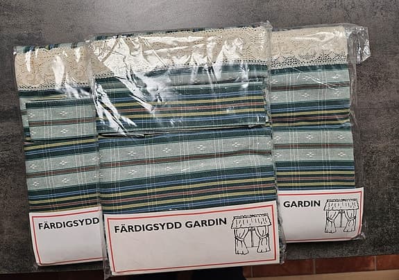 Färdigsydd gardin randig flerfärgad
