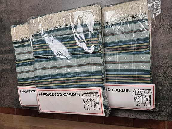 Färdigsydd gardin randig flerfärgad