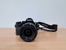 Sony A7 fullformat – komplett kit med 28–70, extra batterier & laddstation