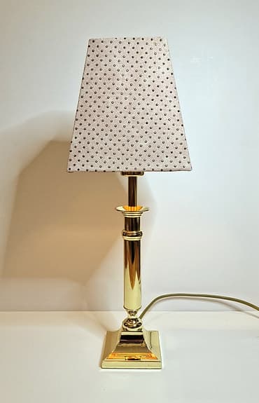 Bordslampa Guldfärgad fot med rosa skärm