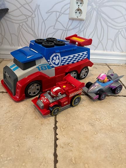 Paw Patrol lekfordon lastbil och racerbilar