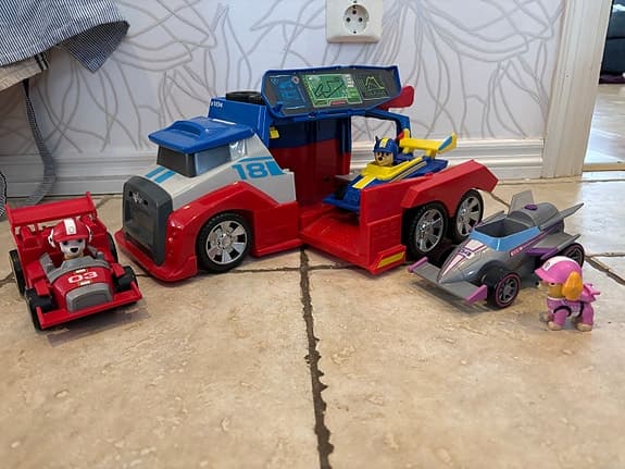 Paw Patrol lekfordon lastbil och racerbilar