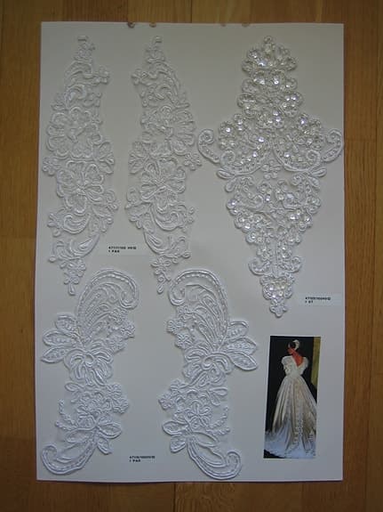 Brudklänning applikationer med pärlor o paljetter vita visningsexemplar