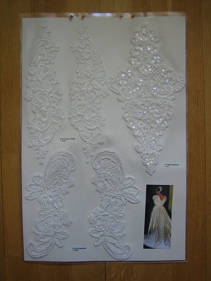 Brudklänning applikationer med pärlor o paljetter vita visningsexemplar