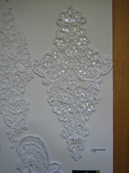 Brudklänning applikationer med pärlor o paljetter vita visningsexemplar