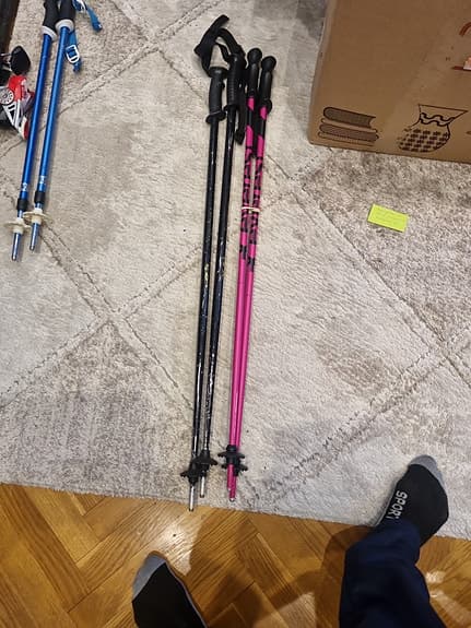 Skidstavar rosa och svarta