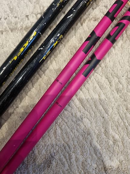 Skidstavar rosa och svarta
