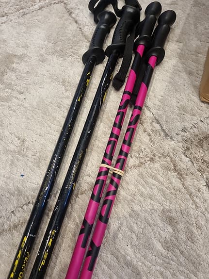 Skidstavar rosa och svarta