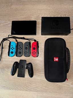 Nintendo Switch spelkonsol med docka Joy-Con kontroller och fodral