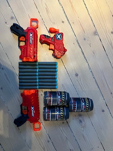 Nerf-lik Zuru X-Shot leksakspistoler med pilar och burar
