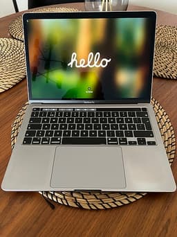 MacBook Pro 13” 2019 – i5, Touch Bar, fint skick