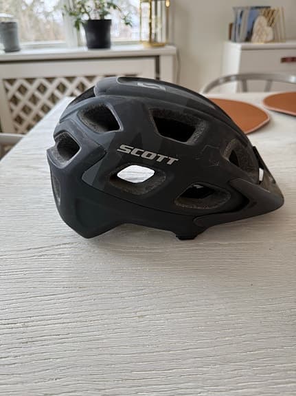Cykelhjälm svart scott