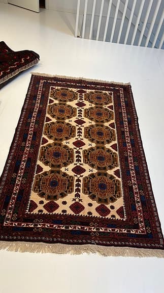 En vacker handknuten äkta matta väldigt hög kvalitet  mått 113×192